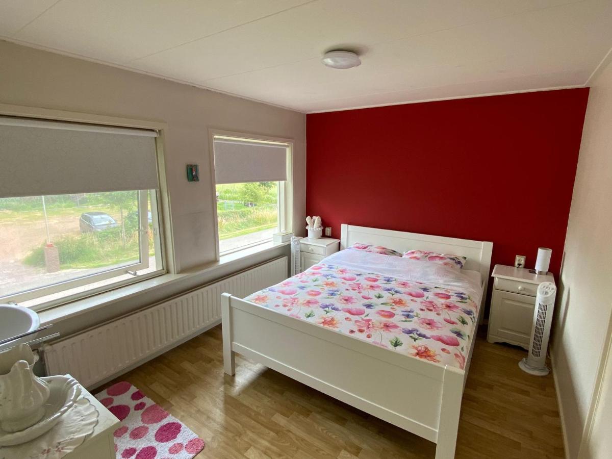 Huis Bij Het Water Met Sloepje Jutrijp Exterior foto