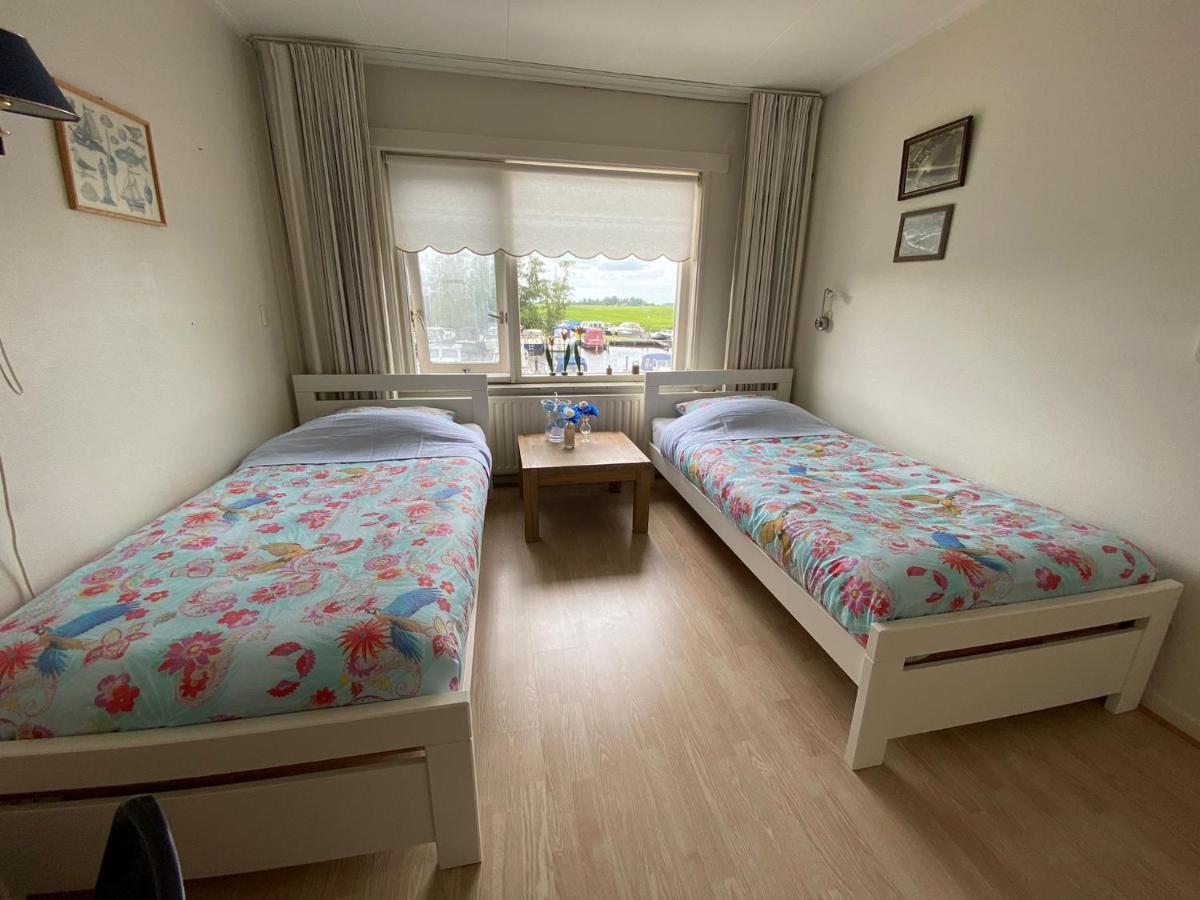 Huis Bij Het Water Met Sloepje Jutrijp Exterior foto